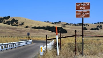 La historia de California se ha visto marcada por varios terremotos causados por una de las mayores fallas geológicas en el mundo  la falla de San Andrés.