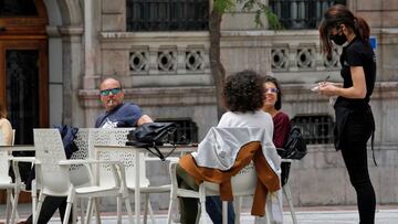 Varias personas se sientan en una terraza de un bar. EFE/ Alberto Morante/Archivo