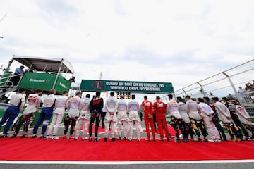 Los pilotos antes de empezar la carrera. 