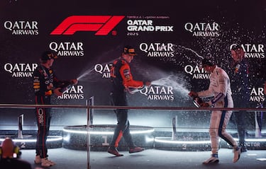 Carlos Sainz consiguió un meritorio podio al quedar tercer por delante de Lando Norris. Verstappen fue el vencedor de la carrera y Piastri, segundo.