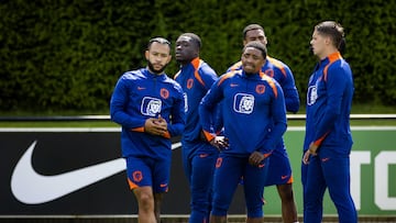 Zeist (Netherlands), 29/05/2024.- Dutch national soccer team players (from L) Memphis Depay, Brian Brobbey, Steven Bergwijn, Ryan Gravenberch and Joey Veerman during a training session of the Dutch national team at the KNVB Campus in Zeist, Netherlands, 29 May 2024. The Dutch national team is preparing for the UEFA EURO 2024 that starts on 14 June in Germany. (Alemania, Países Bajos; Holanda) EFE/EPA/Koen van Weel
