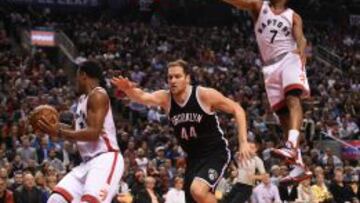 Kyle Lowry vuela ante Jason Thompson y Bojan Bogdanovic.