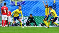 Suecia avanza con sufrimiento