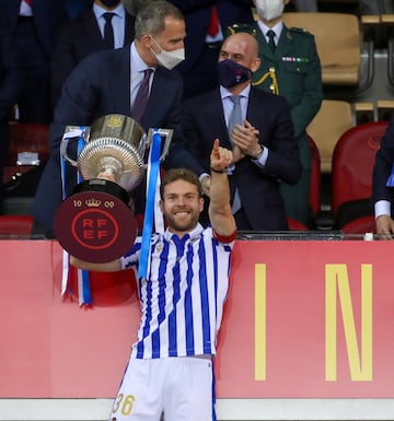 Asier Illarramendi con el trofeo de la Copa del Rey.