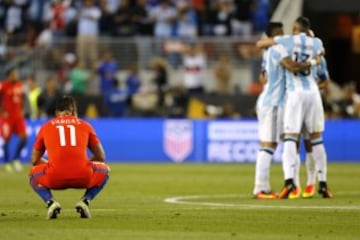 En un debut para el olvido, la Roja cayó ante la Albiceleste jugando muy mal. Para peor, Eugenio Mena se lesionó y quedó fuera del torneo.