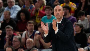 BARCELONA, 17/01/2025.- El entrenador del Barça, Joan Peñarroya, durante el partido de la Euroliga de baloncesto que Barcelona y Anadolu Efes disputan este viernes en el Palau Blaugrana. EFE/Enric Fontcuberta
