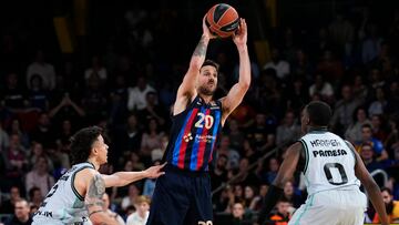 ***VERSIÓN CORREGIDA*** BARCELONA, 14/04/2023.- El base del Barcelona Nicolas Laprovittola (c) juega un balón entre Jonah Radebaugh (i) y Jared Harper, ambos del Valencia, durante el partido de la Euroliga de baloncesto que FC Barcelona y Valencia Basket disputan este viernes en el Palau Blaugrana. EFE/Alejandro García