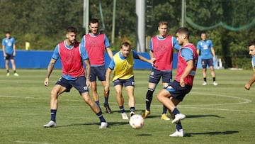 Olabe y varios jugadores en un entrenamiento del Deportivo.