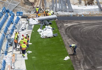 Los trabajos de remodelación del estadio del Real Madrid siguen sin pausa. A unos días del estreno los esfuerzos se centran en el terreno de juego.