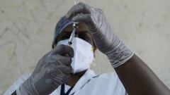 A health worker prepares a dose of the Covishield vaccine against the Covid-19 coronavirus during special drive vaccination programme at a government school in Hyderabad on May 28, 2021. (Photo by NOAH SEELAM / AFP)