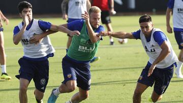 Javi Jiménez, junto a Racic y Carlos Soler.