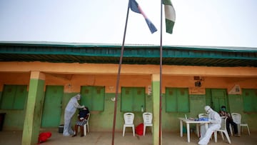 A medical health worker takes a mouth swab from a man during a community testing exercise, as authorities race to contain the spread of the coronavirus disease (COVID-19) in Abuja, Nigeria April 16, 2020. REUTERS/Afolabi Sotunde