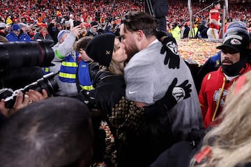 Taylor Swift y Travis Kelce se besan para celebrar el pase a la Superbowl, el prximo podra darse en la Superbowl, que este a?o se jugar en Nueva Orleans.