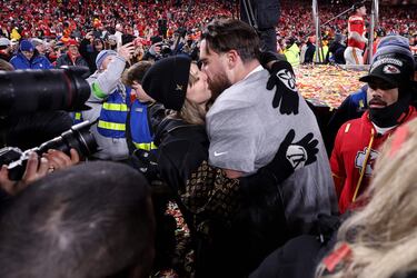 Taylor Swift y Travis Kelce se besan para celebrar el pase a la Superbowl, el próximo podría darse en la Superbowl, que este año se jugará en Nueva Orleans.