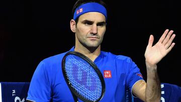 Roger Federer, durante un descanso en su partido ante Dominic Thiem en las Nitto ATP World Tour Finals en el O2 Arena de Londres.