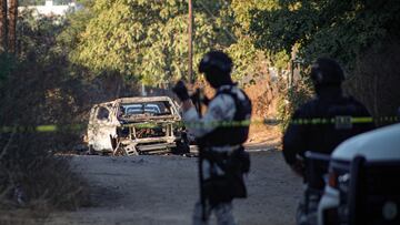 CULIACÁN, SINALOA 03DICIEMBRE2024.- Explota camioneta y se localiza un fusil Barret y un Dron de Vigilancia Durante la madrugada del martes 3 de diciembre, una camioneta Chevrolet Colorado blanca explotó en el sector de La Limita de Itaje en Culiacán, dejando el vehículo completamente calcinado. Según los reportes, la camioneta contenía material explosivo artesanal y armamento diverso, lo que habría provocado la explosión tras recibir impactos de bala. Las autoridades, que aseguraron la zona, no confirmaron la presencia de heridos o fallecidos, pero informaron que se encontró un dron industrial y un fusil calibre 50 o Barret en el vehículo. Vecinos de la zona reportaron una fuerte explosión y disparos, sugiriendo un posible enfrentamiento armado. FOTO: JOSÉ BETANZOS ZÁRATE/CUARTOSCURO.COM