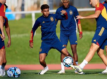 Ha sido convocado con la Selección Absoluta con 16 años recién cumplidos. Lamine Yamal nació en Esplugues de Llobregat, pero podía elegir país ya que su padre es marroquí. El jugador del Barça ha hecho todo su recorrido en las categorías inferiores de La Roja ya que ha pasado por las selecciones nacionales Sub-15 (seis partidos y tres goles), Sub-16 (4/1), Sub-17 (10/8, y subcampeón de Europa). Debutó con la Sub-21 hace un año.