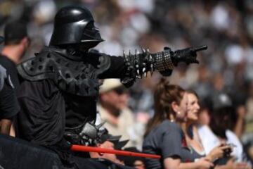 Los que no necesitan máscaras son los fans de los Raiders, capaces de ponerle tachuelas y pinchos de látex al mismísimo Darth Vader, que más parece Drag Vader en la foto.