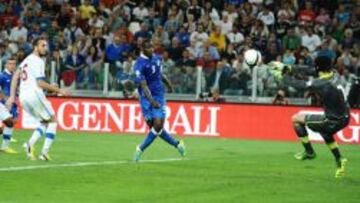 Balotelli se estrelló con Cech, pero marcó de penalti en la segunda parte