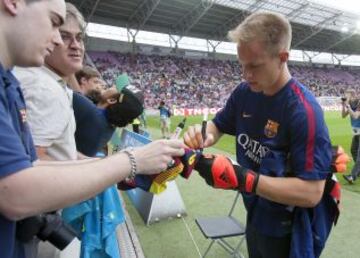 Ter Stegen firmando autógrafos.