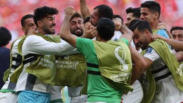 Los jugadores de Ir¨¢n celebran la victoria ante Gales.