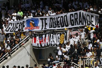 Hinchas de Colo Colo muestran un lienzo en contra del entrenador Pablo Guede durante el partido de primera division contra San Luis disputado en el estadio Bicentenario Lucio Farina de Quillota, Chile.