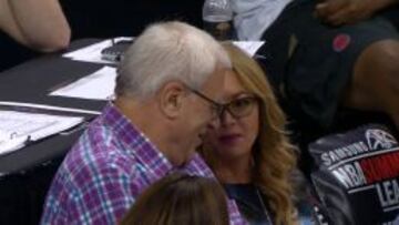 Phil Jackson y Jeanie Buss, pareja sentimental, en las gradas del Thomas and Mack Center.