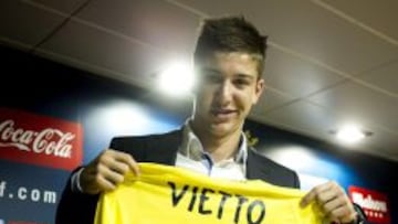 GRA188. VILLARREAL (CASTELLÓN), 05/08/2014. El argentino Luciano Vietto, procedente del Rácing de Avellaneda, durante su presentación como delantero del Villarreal CF para la próxima temporada. EFE/Domenech Castelló