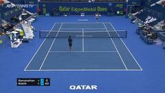 No le gustó mucho: el saque bajo de Bublik en pleno punto de partido que enojó al rival