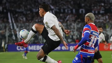 Futbol, Colo Colo vs Fortaleza.
Fase de grupos, Copa Libertadores 2025.
El jugador de Colo Colo Alan Saldivia, izquierda, disputa el balon contra Marinho de Fortaleza durante el partido de copa libertadores por el grupo E disputado en el estadio Monumental en Santiago, Chile.
10/04/2024
Jonnathan Oyarzun/Photosport
Football, Colo Colo vs Fortaleza.
Group stage, Copa Libertadores 2025.
Colo Colo’s player Alan Saldivia, left, vies for the ball against Marinho of Fortaleza during the copa libertadores match for group E at the Monumental stadium in Santiago, Chile.
10/04/2024
Jonnathan Oyarzun/Photosport