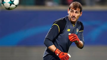 Soccer Football - Champions League - RB Leipzig vs FC Porto - Red Bull Arena Leipzig, Leipzig, Germany - October 17, 2017   Porto&#039;s Iker Casillas during the warm up before the match   REUTERS/Hannibal Hanschke