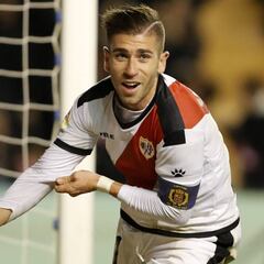 Embarba celebra sus 150 partidos en el Rayo con gol y victoria