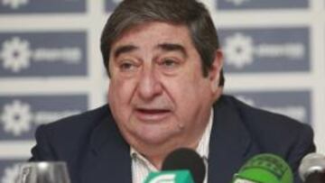 <b>COMPARECENCIA. </b>Lendoiro, en la rueda de prensa que dio ayer para hablar de la situación del equipo.