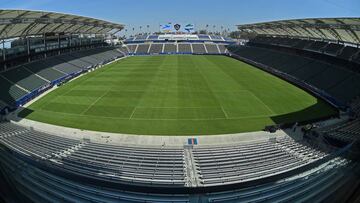 El césped de Dignity Health Sports Park en malas condiciones