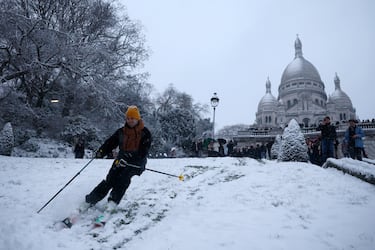 El temporal de frío y nieve que azota a gran parte de Europa está dejando bonitas estampas navideñas en varios países,
especialmente en Francia. Como esta en la que un hombre esquía por una pendiente nevada con la icónica Basílica
del Sacré-Coeur al fondo, en la Butte Montmartre, la colina de 130 m de altura que da nombre al bohemio barrio de París.