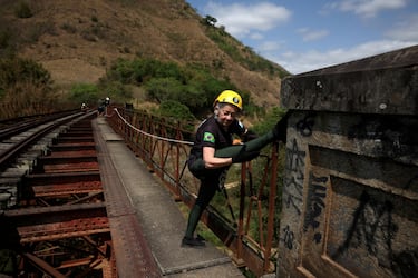 Los deportes de riesgo convencionalmente se relacionan con la juventud, pero no siempre es así. En la imagen, la brasileña Cacia Volare, de 82 años, se estira antes de hacer rappel desde un puente en Río de Janeiro. La experimentada mujer no parece tener miedo ante el reto del vertiginoso descenso. Todo un ejemplo de pundonor el de la dama. 