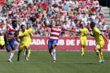 El Arabi (Granada CF) J Costa (Villareal CF) y Victor Ruiz (Villareal CF)