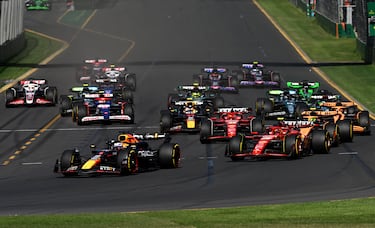 La salida fue rápida, sin incidencias. En la primera curva no hubo sustos, Carlos se abrió al exterior para buscar la trazada buena y tras él nadie destacó para bien o para mal. Pronto abrieron un hueco Verstappen y Sainz.