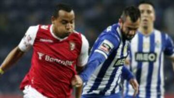 Felipe Pardo lucha un balón en carrera con el jugador del Oporto Steven Defour.