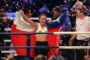 Tapada con una bandera de Chile, la boxeadora nacional celebra su defensa de título. Tuvo un 2014 notable.