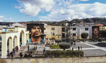 El artista callejero napolitano Jorit Agoch ha creado su nuevo mural en Quarto, un municipio italiano localizado en la Ciudad metropolitana de Nápoles, en el que se puede ver el rostro del Diego Armando Maradona.