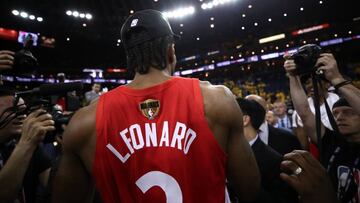 Kawhi Leonard celebra el t&iacute;tulo con los Raptors