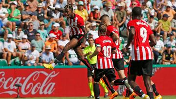 ELCHE, 11/09/2022.- ELCHE, 11/09/2022.- Williams Junior (i), del Athletic Club celebra después de marcar el tercer gol de su equipo durante un momento del encuentro Elche-Athletic de LaLiga de fútbol celebrado en el estadio Martinez Valero de Elche este domingo. EFE/ Manuel Lorenzo