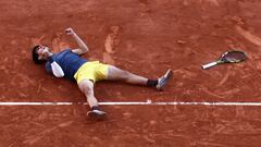 Carlos Alcaraz celebra su victoria sobre la tierra de Roland Garros.