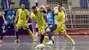 Los jugadores de Movistar Inter y Jaén Paraíso Interior, durante su partido en los playoffs de la Liga Nacional de Fútbol Sala de 2020.