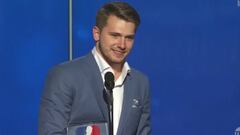 Emociona ver a alguien tan grande así: los nervios de Doncic al recibir el Rookie del año