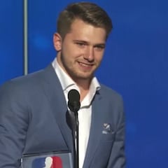 Emociona ver a alguien tan grande así: los nervios de Doncic al recibir el Rookie del año