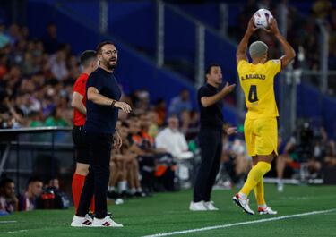 Bordalás, entrenador del Getafe, dando instrucciones en la bada a su equipo.