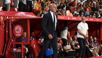 El seleccionador espa?ol Luis de la Fuente durante el partido de clasificaci¨®n para la Eurocopa 2024 que los combinados de Espa?a y Chipre juegan hoy martes en el estadio Nuevo Los C¨¢rmenes, en Granada.