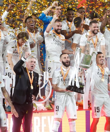 Ancelotti y Benzema, en primer plano, celebran con el resto de compañeros el triunfo.